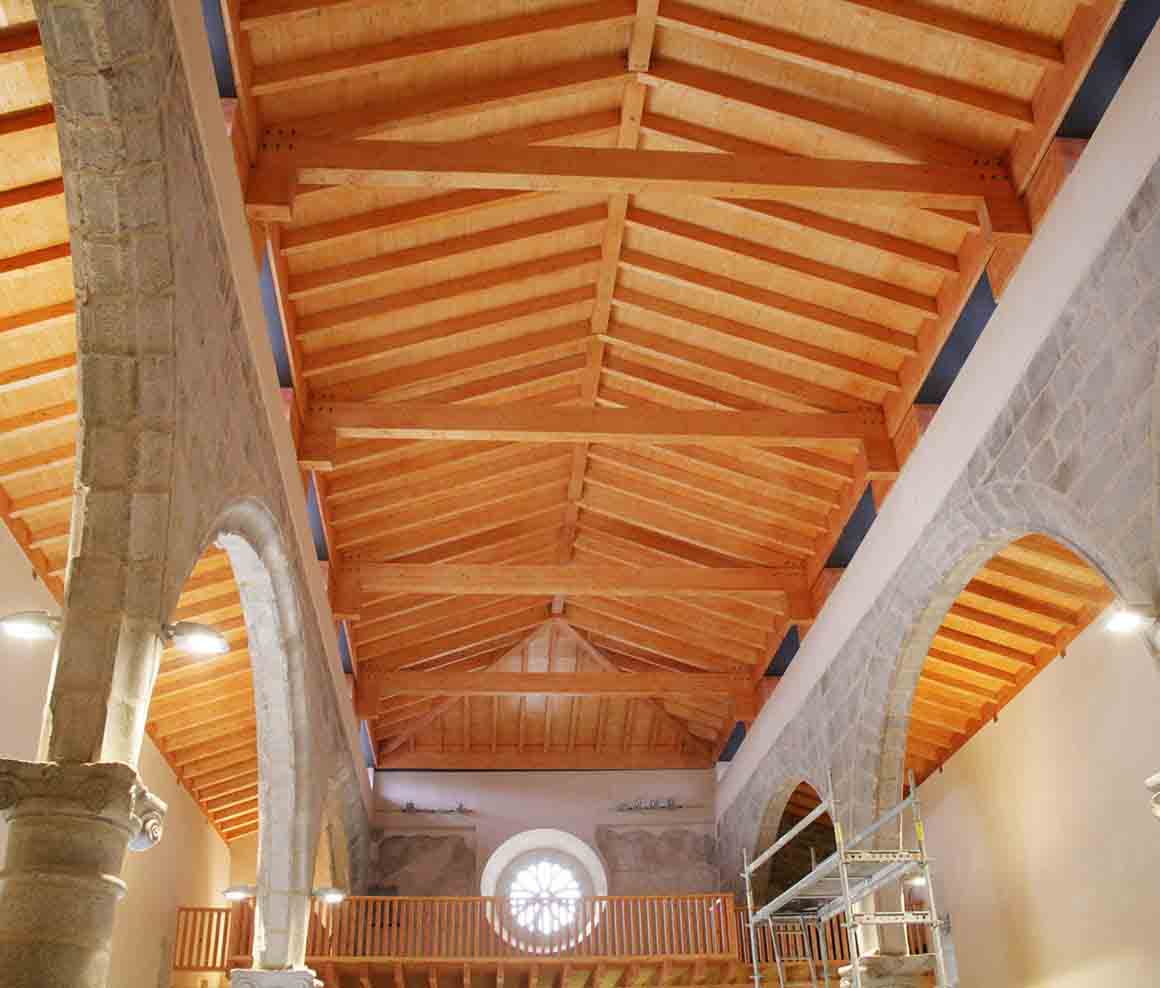 Cubierta interior de madera restaurada.