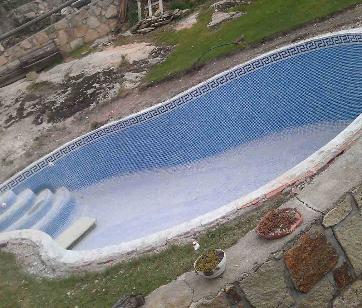 Piscina de forma irregular durante su construcción o revestimiento.
