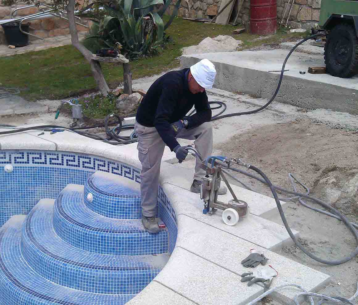 Profesional trabajando en el interior de una piscina.