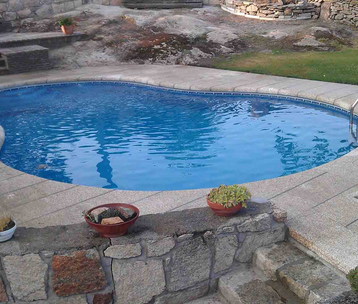Piscina terminada e integrada en un jardín.