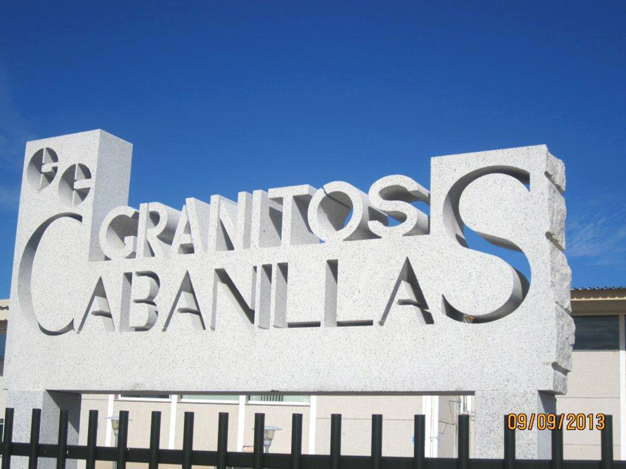 Rótulo de Granitos Cabanillas sobre un fondo de cielo azul.