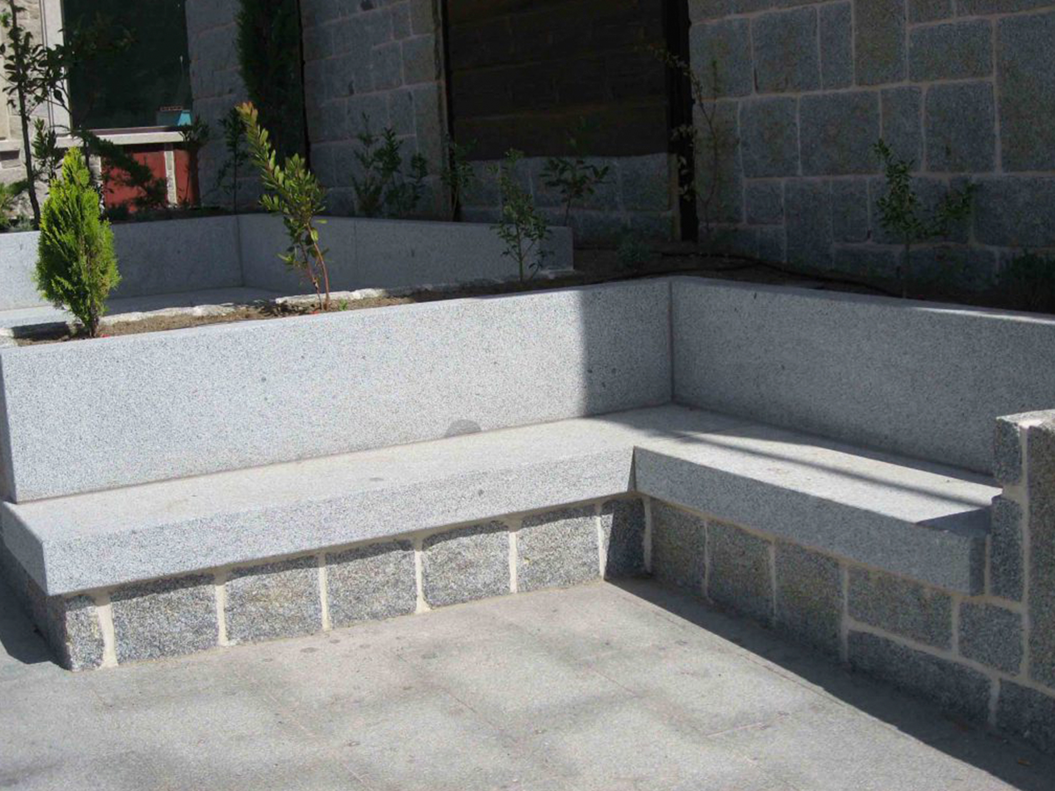 Mobiliario urbano en piedra 9